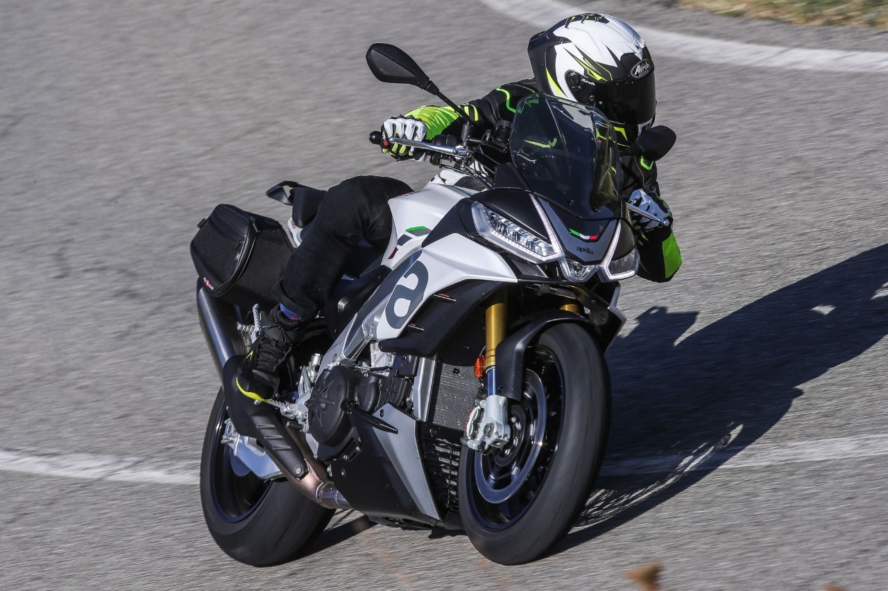 Aprilia Tuono V4 VS KTM 1290 Super Duke GT: la SFIDA delle hypernaked!